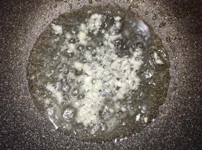 锅中再次加入油，大火烧热，下入蒜末煸出香味。