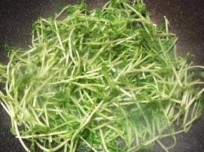 倒入豆苗翻炒几下。