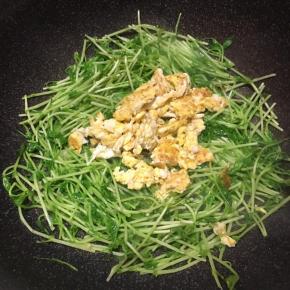 下入鸡蛋炒匀。