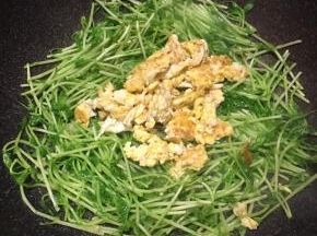 下入鸡蛋炒匀。