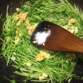 调入盐和鸡精翻炒均匀即可关火。