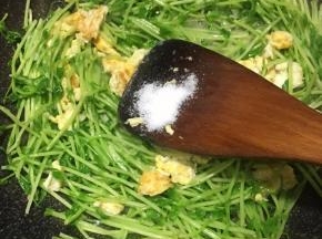 调入盐和鸡精翻炒均匀即可关火。