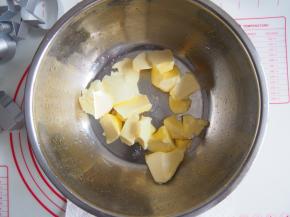 黄油切小块室温软化，用打蛋器略微打发