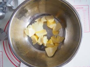 黄油切小块室温软化，用打蛋器略微打发