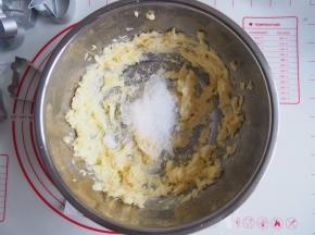 打发顺滑后加入细砂糖，继续打发至颜色变浅，体积膨大