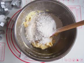 筛入低筋面粉，切拌均匀后盖上保鲜膜松弛10分钟