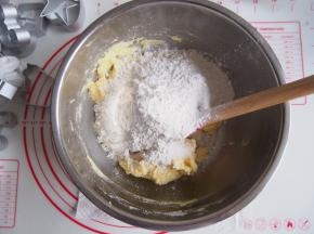 筛入低筋面粉，切拌均匀后盖上保鲜膜松弛10分钟