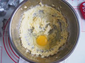分三次加入全蛋液，每次都搅打均匀（我是一次性加入，一点一点打入黄油）