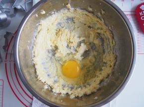 分三次加入全蛋液，每次都搅打均匀（我是一次性加入，一点一点打入黄油）