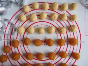 将面团和馅儿分成等量的小份