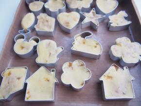 将凤梨酥放入模具中，我的模具是异型的，所以每个的份量有所不同。烤箱预热至170度，中层上下火，17分钟左右即可（要根据自己的烤箱脾气和曲奇大小适当调整时间哦），烤好凤梨酥很轻易就脱模啦