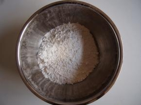 将面粉放入盆子中