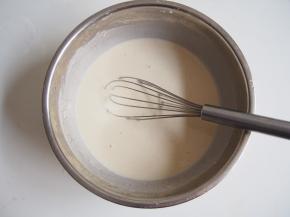 加入适量清水，搅拌均匀