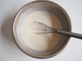 加入适量清水，搅拌均匀