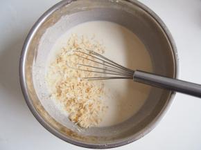 加入虾皮，搅拌均匀