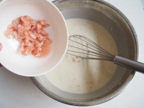 加入切碎的鲜虾仁，搅拌均匀