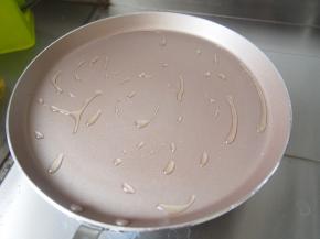 不粘锅内刷上一层油，小火加热