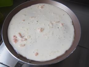 舀一勺面糊均匀摊开