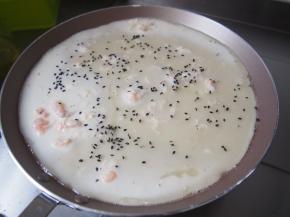 撒上一层黑芝麻，待面糊变色后翻面