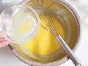 蛋黄打散，加入玉米油搅拌均匀后加入牛奶继续搅拌均匀