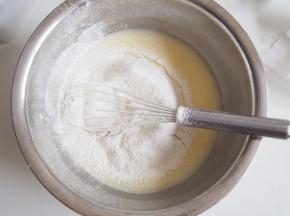 筛入低筋面粉，切拌均匀