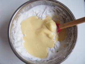 将蛋黄糊倒入剩余蛋白中，切拌均匀