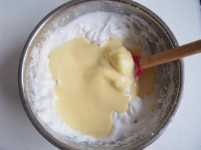 将蛋黄糊倒入剩余蛋白中，切拌均匀