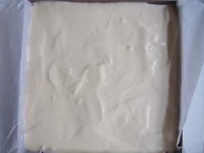 烤盘中铺上一层油纸，将面糊倒入，用刮刀抹平，在桌上磕一下震出气泡