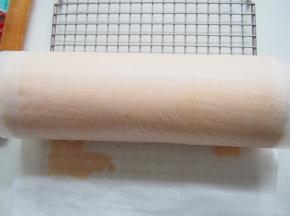 将蛋糕卷卷起定型，冷藏后切开即可~