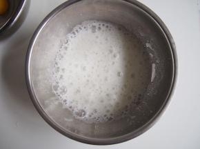 蛋白和蛋黄分离，蛋白放入无水无油的盆子中，打发出鱼眼泡后加入几滴柠檬汁和白糖