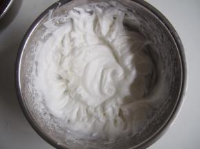 分三次加入白糖打发蛋白，直至打发至湿性发泡