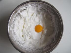 每次加入一个蛋黄，搅打均匀