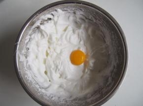 每次加入一个蛋黄，搅打均匀
