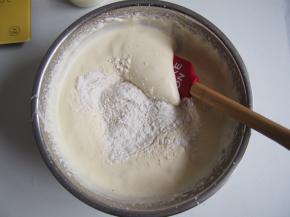 筛入低筋面粉，切拌均匀