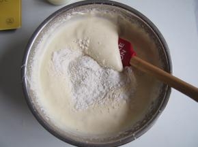 筛入低筋面粉，切拌均匀