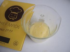 杯子中放入牛奶称量好，加入玉米油，充分搅拌均匀