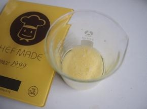 杯子中放入牛奶称量好，加入玉米油，充分搅拌均匀