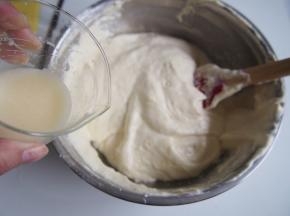 倒入牛奶和玉米油混合液，切拌均匀，要小心手法，以免消泡