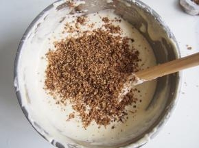 将栗子煮熟后用料理机打碎，放入蛋黄糊中，切拌即可，不用十分均匀，以避免长时间切拌消泡