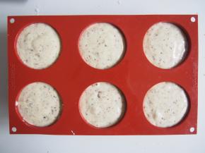 将面糊倒入硅胶模具，我没有抹油，很好脱模呢~烤箱预热至170度，中层上下火，20分钟。烤好的蛋糕杯可以随着自己的喜好进行装饰哦，我放的芒果內馅，搭配酸奶和草莓酱，表面又撒了栗子碎~