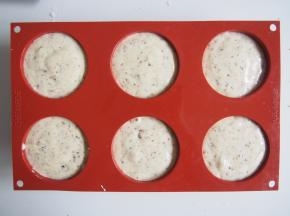 将面糊倒入硅胶模具，我没有抹油，很好脱模呢~烤箱预热至170度，中层上下火，20分钟。烤好的蛋糕杯可以随着自己的喜好进行装饰哦，我放的芒果內馅，搭配酸奶和草莓酱，表面又撒了栗子碎~