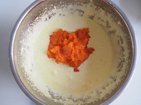 加入胡萝卜泥，搅拌均匀。