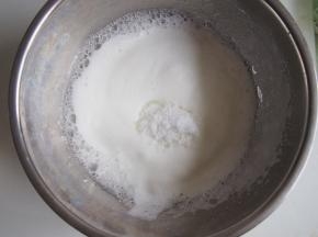蛋白加入几滴柠檬汁，在无水无油的盆子中打发出鱼眼泡，加入三分之一的糖。