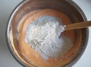 将面粉过筛后加入蛋黄糊中，切拌均匀。