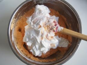 将剩余蛋白加入面糊中，切拌均匀。