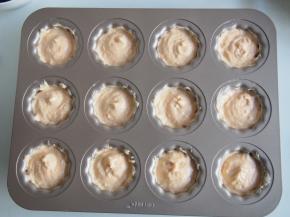 将面糊倒入模具中，烤箱预热至160度，中层上下火，35分钟左右即可。