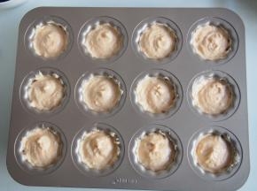 将面糊倒入模具中，烤箱预热至160度，中层上下火，35分钟左右即可。