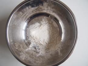 面粉和糖粉过筛，混合均匀。