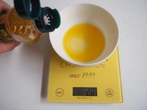 黄油融化，加入玉米油混合均匀。