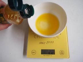 黄油融化，加入玉米油混合均匀。